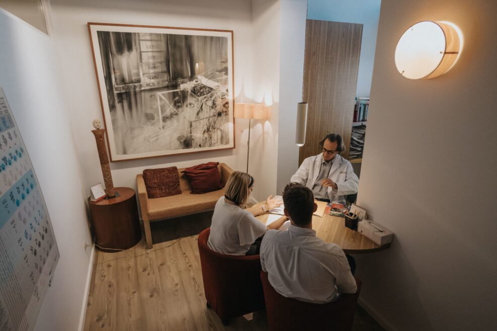 Sala de atención y acompañamiento de Amalgama7, cálida y luminosa