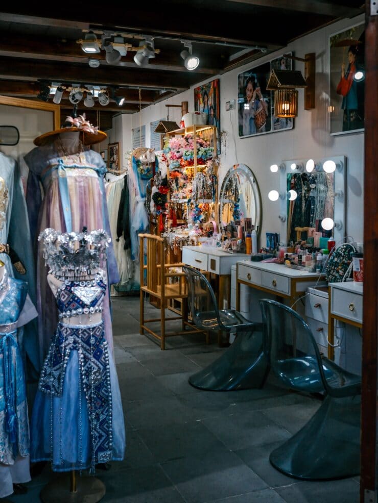 Interior de una tienda de disfraces y vestuario con trajes, complementos y tocadores