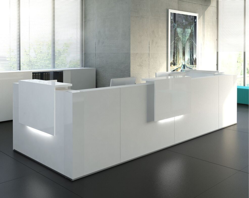 Mostrador de recepción blanco en una clínica moderna y luminosa