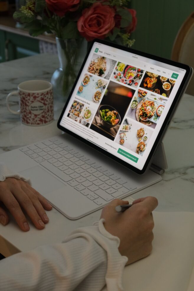 Persona navegando por una tienda online de alimentación en una tableta en la cocina