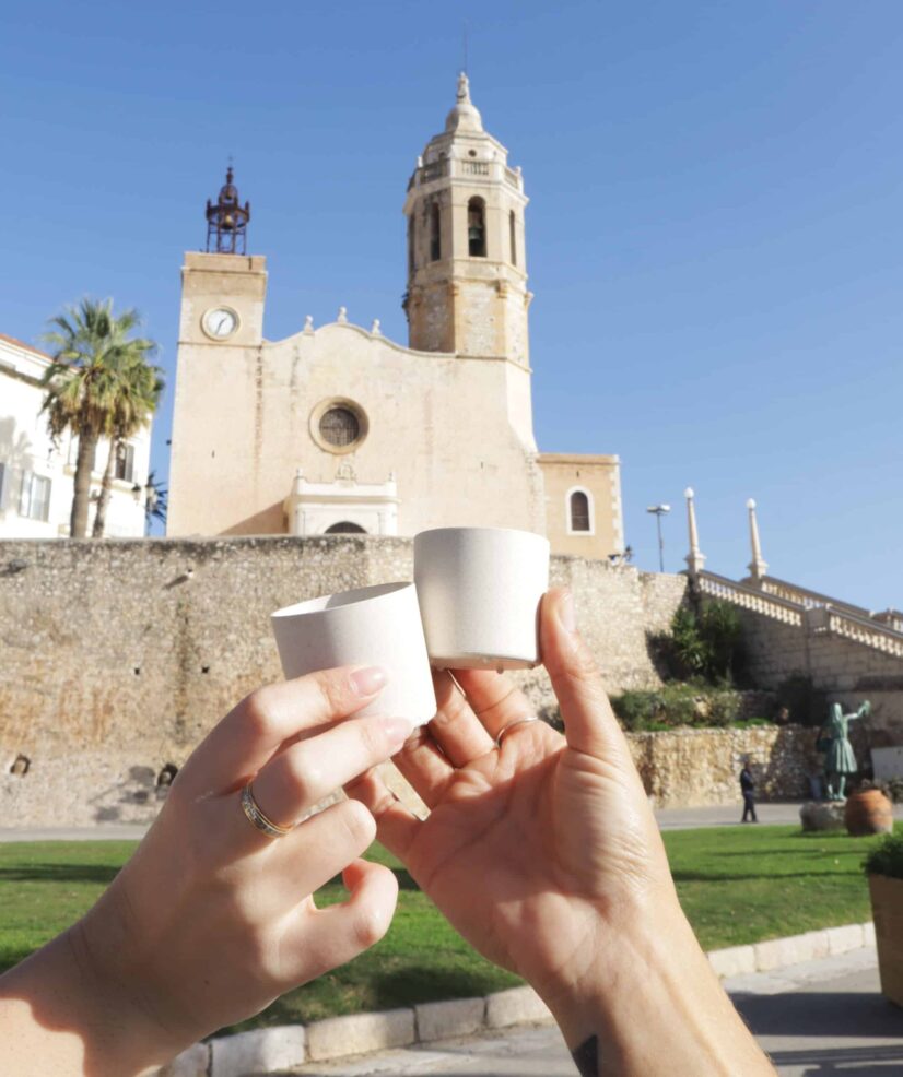 Brindis con vasos reutilizables Ecogots en un día soleado en Sitges