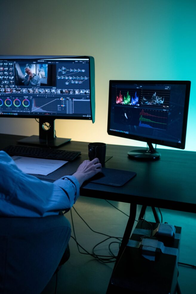 Editor de vídeo trabajando con dos monitores en un software de edición y etalonaje