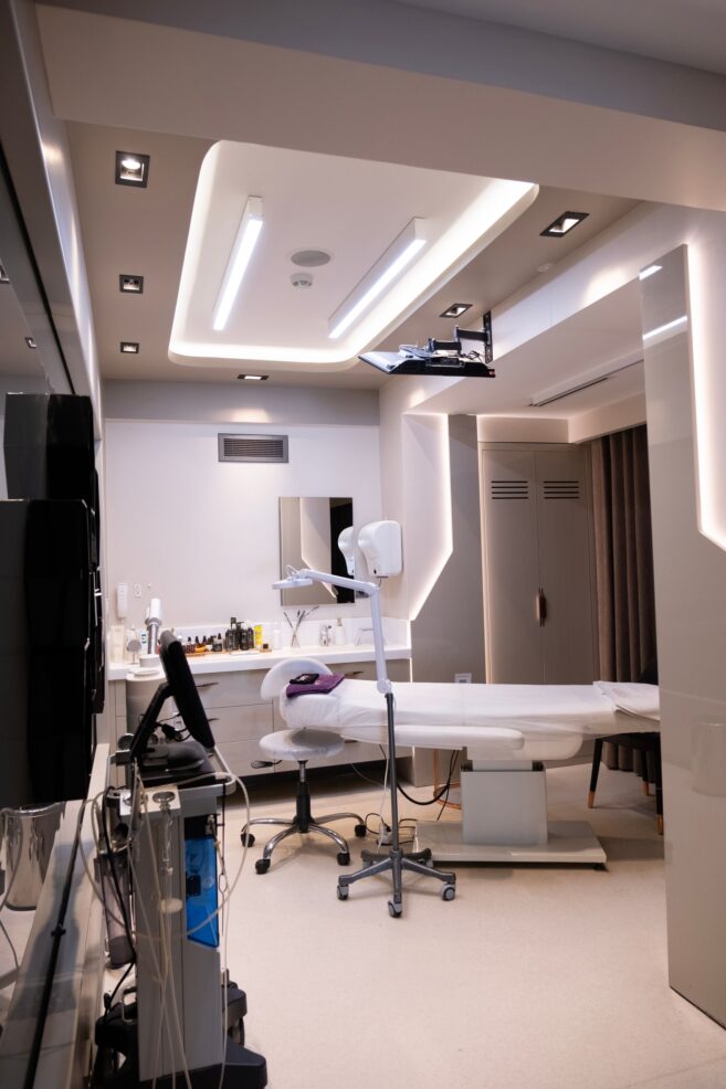 Sala de tratamiento de una clínica de medicina estética moderna y luminosa