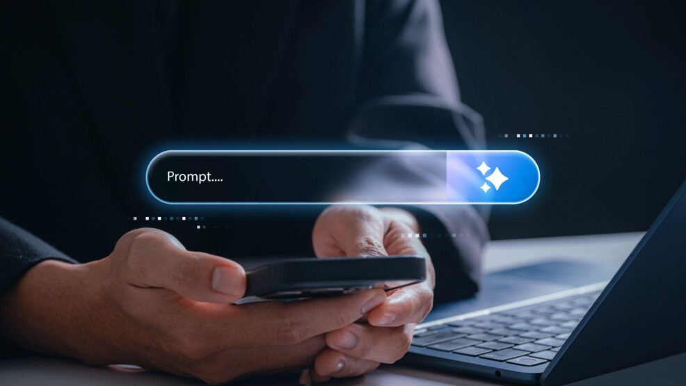 WordPress o un web desenvolupat amb IA? Quan triar cada opció 1 Persona escrivint un prompt per generar un web amb IA