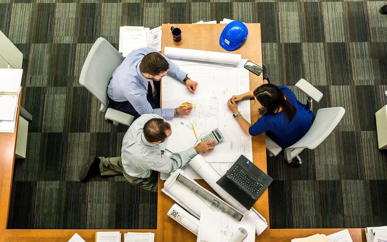 contenidos SEO con IA: decidir en equipo qué publicar