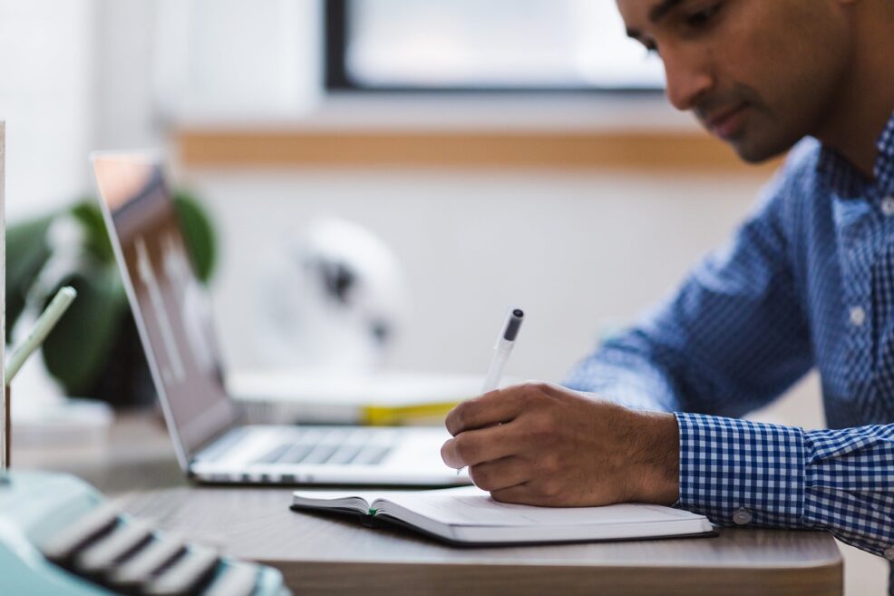 analizar qué posiciona la competencia antes de escribir