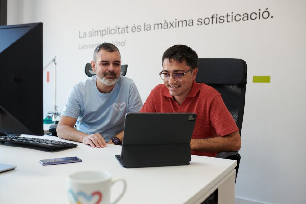 Dos compañeros de La Teva Web revisando un proyecto en una tablet